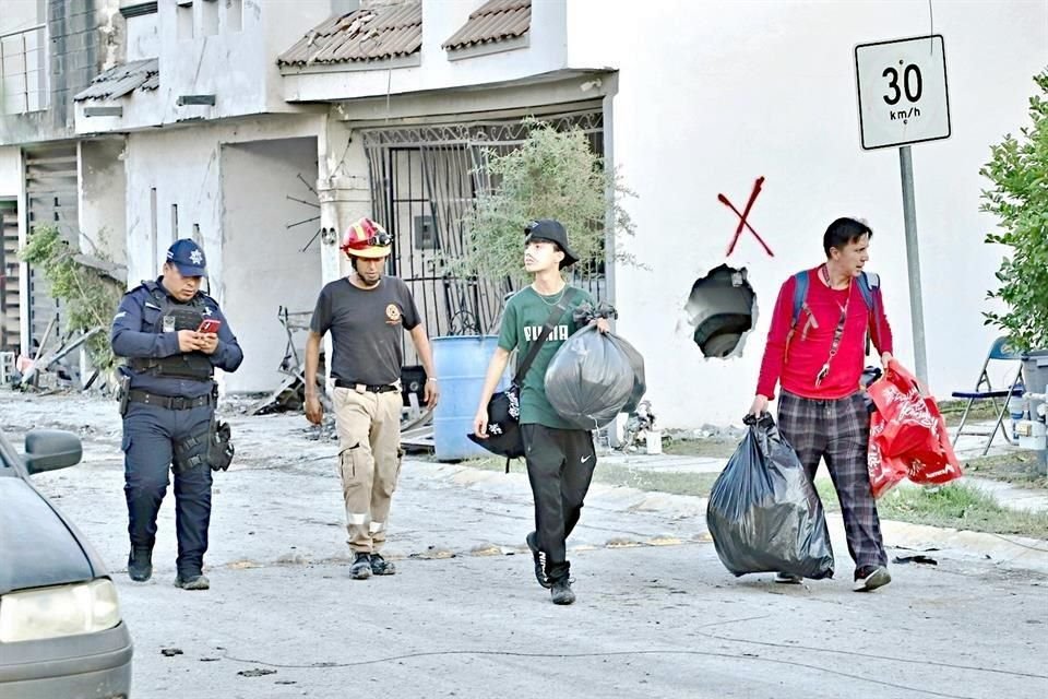 El municipio de Pesquería hizo un censo y marcó con una 'X' las casas dañadas, de las que habitantes sacaron pertenencias.