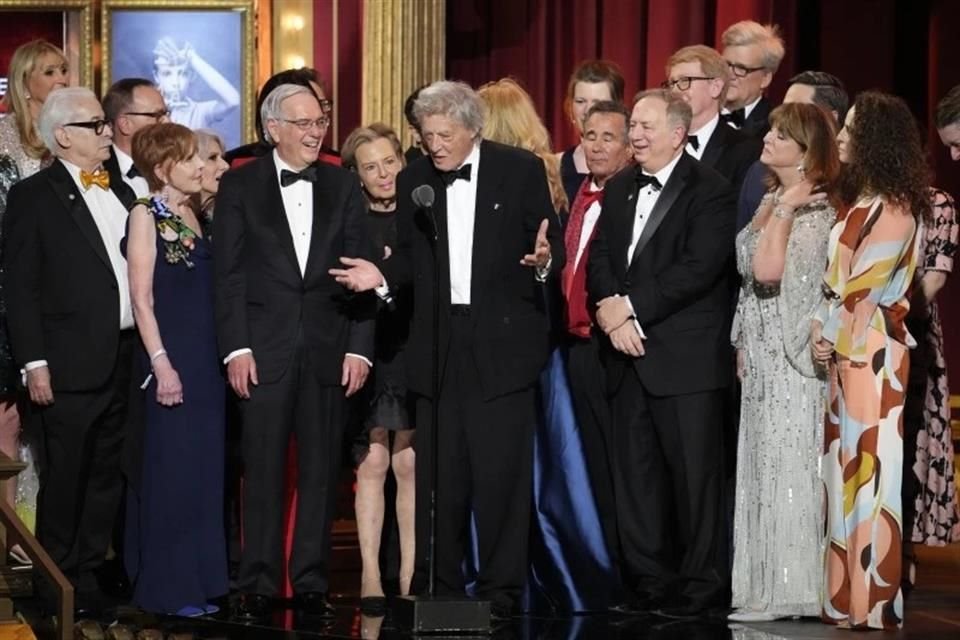 A lo largo de seis décadas de carrera, las obras que estimulan la mente de Stoppard para teatro, radio y cine abarcaron desde Shakespeare y la ciencia hasta la filosofía y las tragedias.