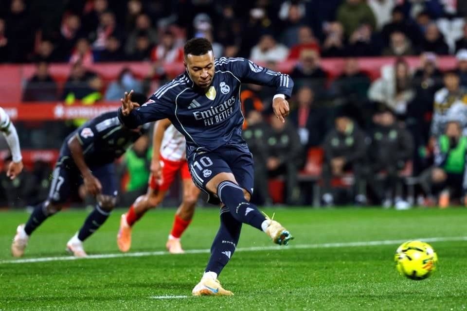 Kylian Mbappé empató por medio de un penalti, pero no fue suficiente para devolverle el liderato al Real Madrid.
