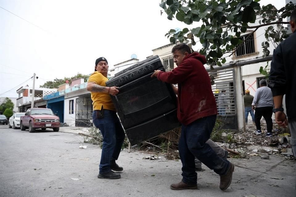 Protección Civil le permitió ayer ingresar para sacar sus muebles y otras pertenencias. 