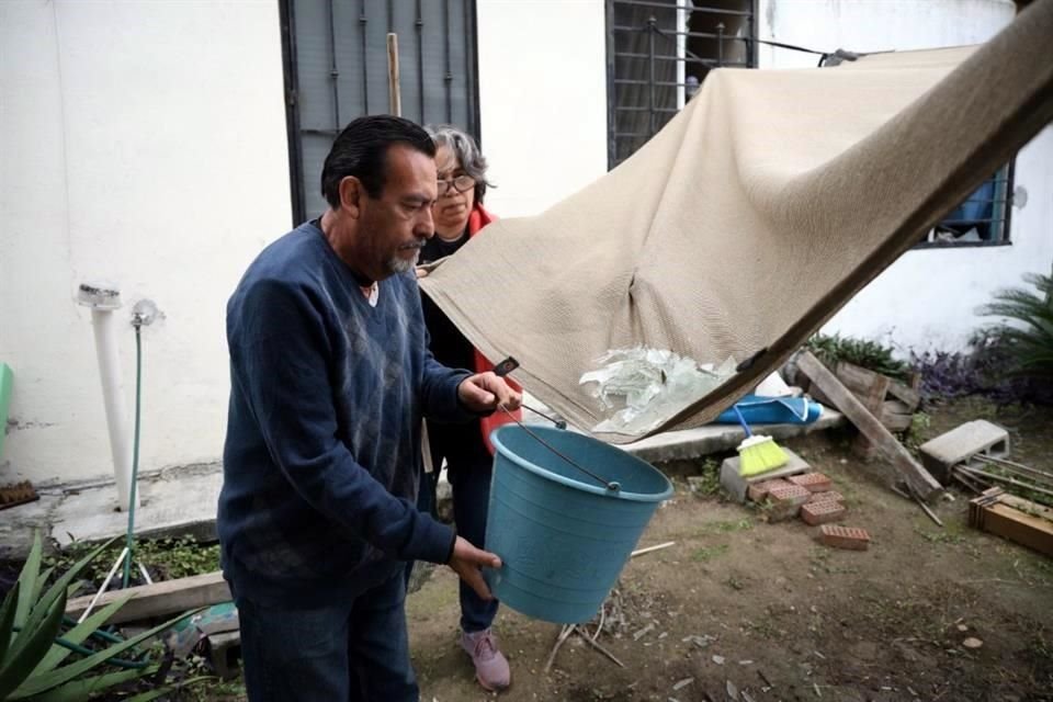 Pese a daños en vidrios, puertas y muebles, Eduardo Piña pudo regresó ayer a su casa, en Olmo Siberiano y Hacienda San Roberto.