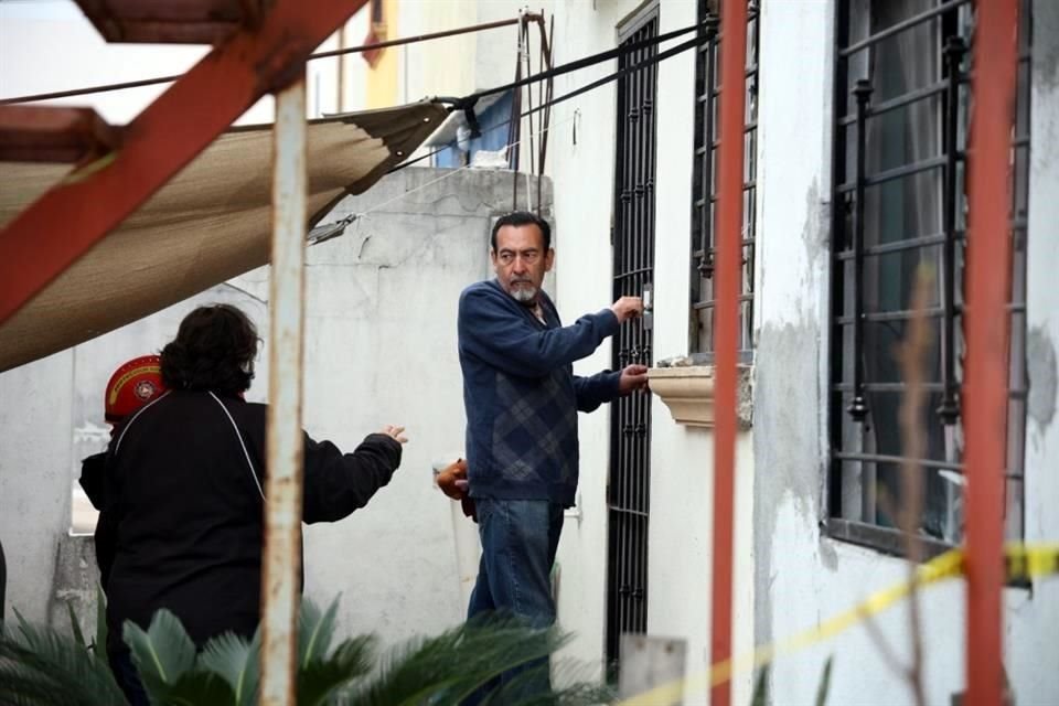 Pese a daños en vidrios, puertas y muebles, Eduardo Piña pudo regresó ayer a su casa, en Olmo Siberiano y Hacienda San Roberto.