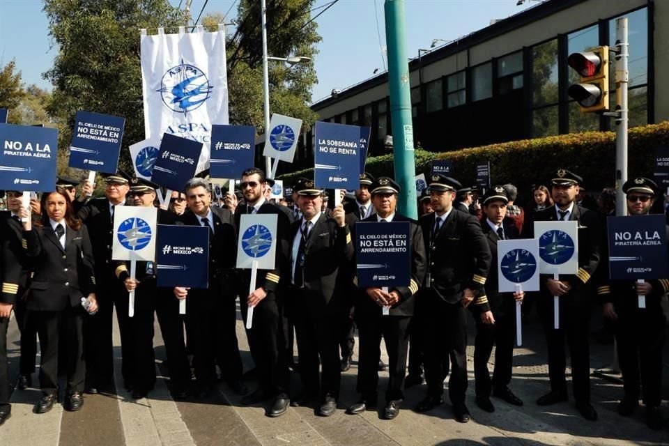 Los pilotos se manifiestan afuera de la Secretaría de Infraestructura Comunicaciones y Transportes (SICT).