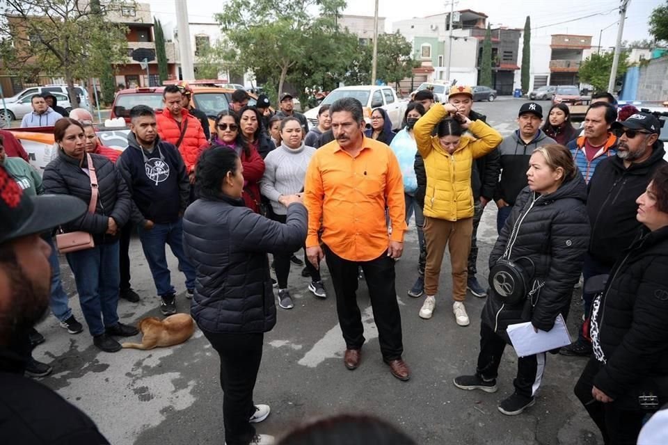 Vecinos increparon al Alcalde de Pesquería, Francisco Esquivel, al acusar de robo a policías.