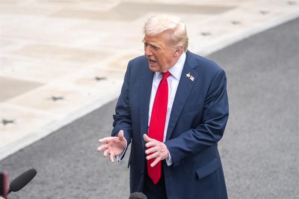 El Presidente estadounidense, Donald Trump, habla ante periodistas, en la Casa Blanca, en Washington, D.C., Estados Unidos, el 30 de septiembre de 2025.