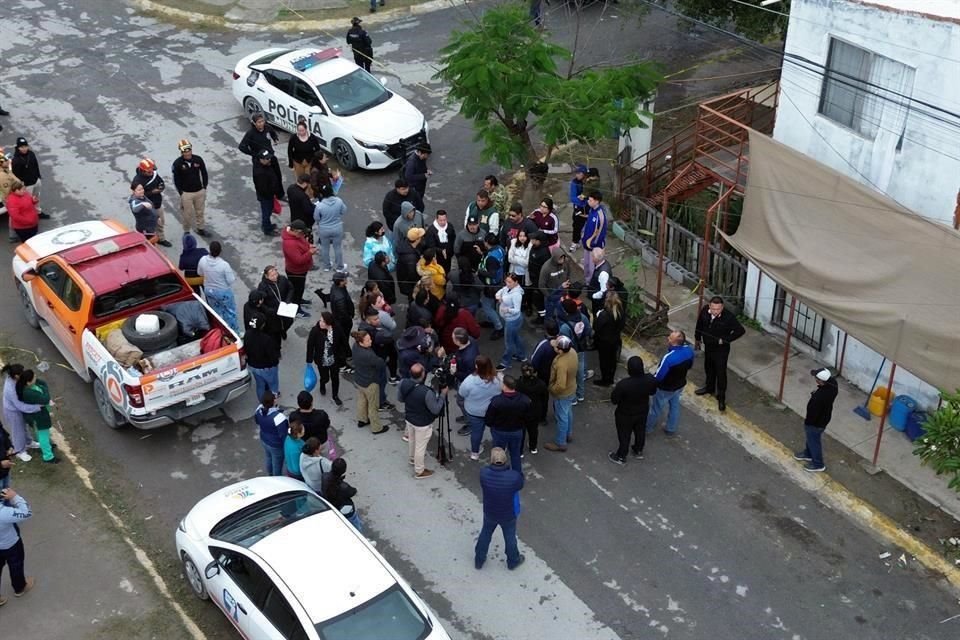 Vecinos increparon al Alcalde de Pesquería, Francisco Esquivel, al acusar de robo a policías.