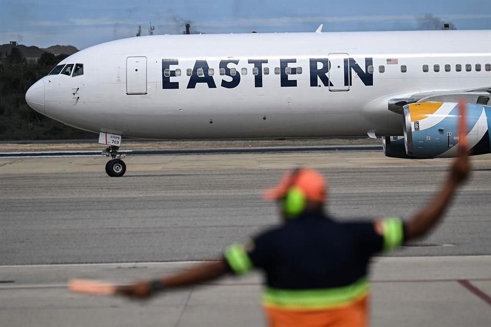 Un avión con migrantes venezolanos aterriza en el Aeropuerto Internacional Simón Bolivar, el 26 de noviembre.