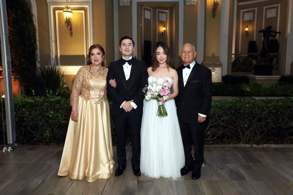 PAPÁS DEL NOVIO Mónica Anzaldúa, LOS NOVIOS y Arturo Ortiz Martínez