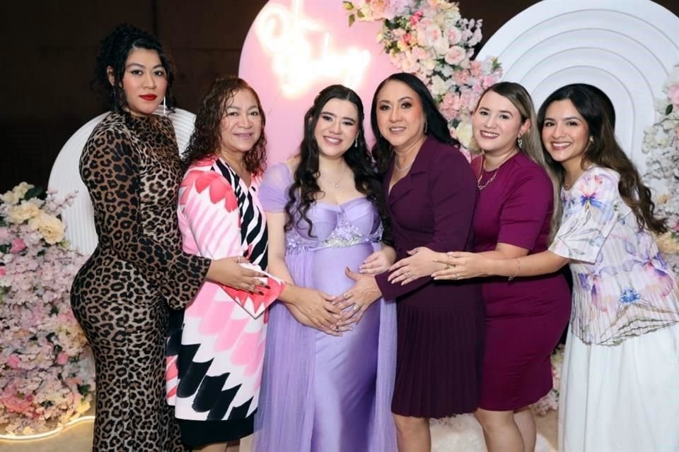 Ana Carrillo, Nelly Ramírez Ramos, Karen Escajadillo de Carrillo, Fina Romero de Escajadillo, Jéssica Escajadillo y Laura Molina