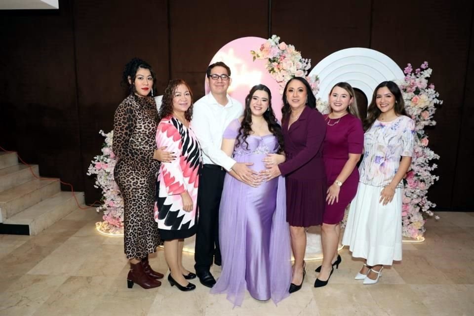 Ana Carrillo, Nelly Ramírez Ramos, Omar Carrillo, Karen Escajadillo de Carrillo, Fina Romero de Escajadillo, Jéssica Escajadillo y Laura Molina