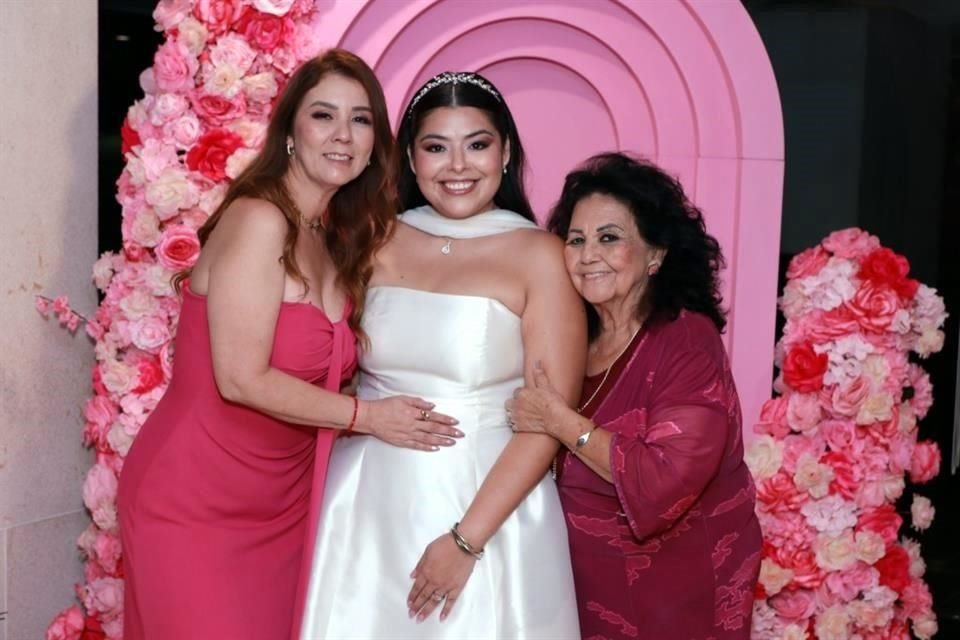 Ana Espinosa de Elizalde, Yesenia Stephanie Elizalde Rodríguez y Nora Escalante de Espinosa