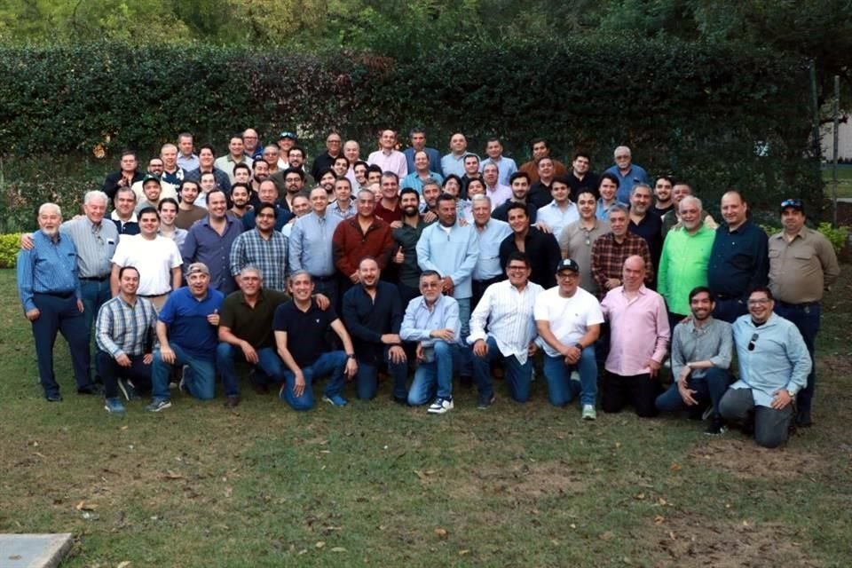 Abelardo González Medina con un grupo de amigos