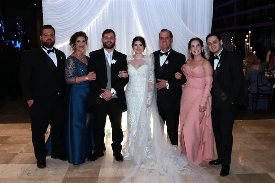 Marcelo Martínez Jezzini, Gloria Jezzini de Martínez, Patricio Martínez Jezzini, Liliana Celedón Cabriales, Adrián Martínez Villarreal, Bárbara Martínez Jezzini y Luis Garza