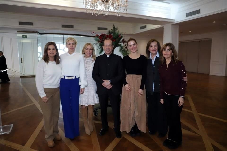 Claudia de la Garza de Canales, Roberta Barrera de Selem, Dora Pérez de Lozano, Padre Pablo Mejía, Vivian Villarreal de Garza, Lourdes Corona de Zubieta y Landa y Cecilia Reyes de Zambrano
