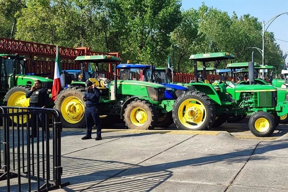 'Sin campo no hay comida', se lee en pancartas que portan los campesinos.