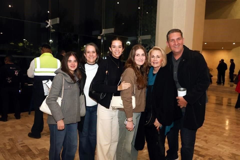 Nicole Schwarz, Martha García de Villarreal, Abril Villarreal, Fernanda López Villarreal, Norma Treviño de Villarreal y Eduardo Villarreal Treviño