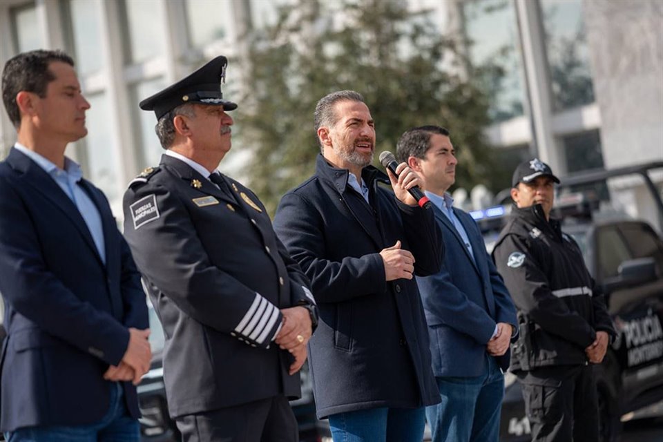 Adrián de la Garza entregó a la Secretaría de Seguridad y Protección Ciudadana, 15 nuevas unidades, así como torretas inteligentes para 50 vehículos.