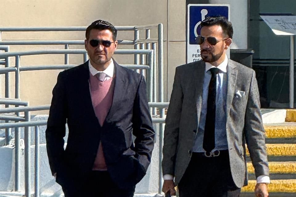 Raúl Iruegas (der), representante legal del ex contralor de la FGR Arturo Serrano Meneses (izq), afirmó que los registros enviados por la parte acusadora están incompletos y son ilegibles.