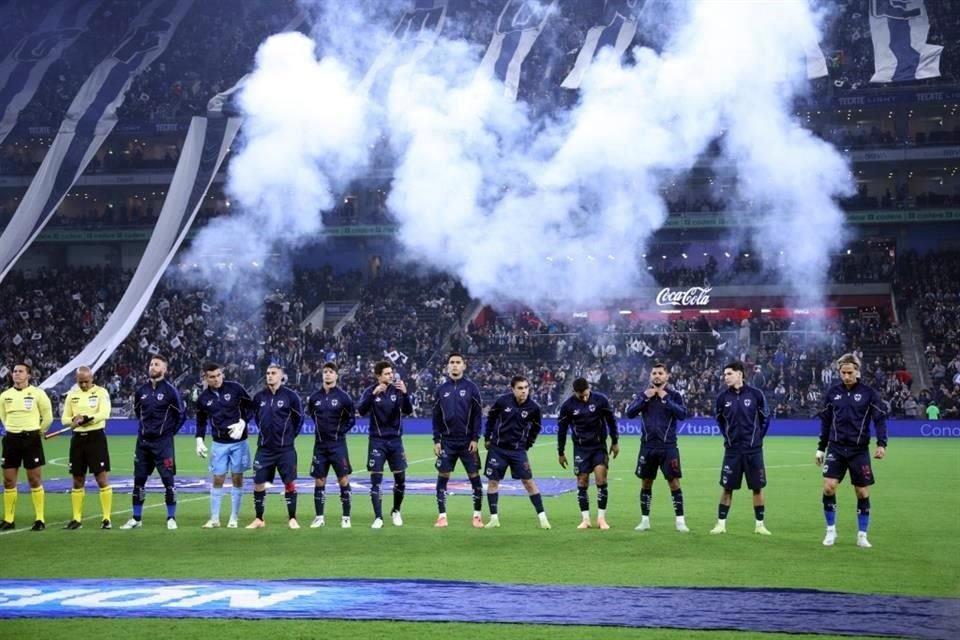 Gran ambiente se vivió previo al arranque del partido.