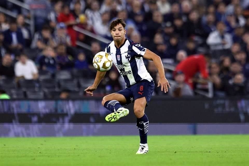 El control de Óliver Torres en media cancha.