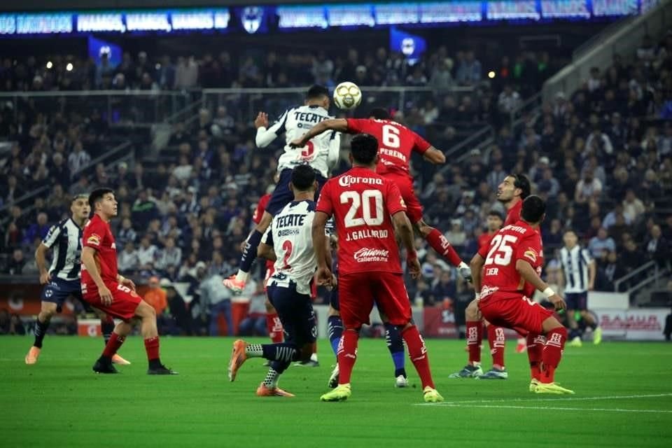 Así lo intentaban los albiazules por aire.