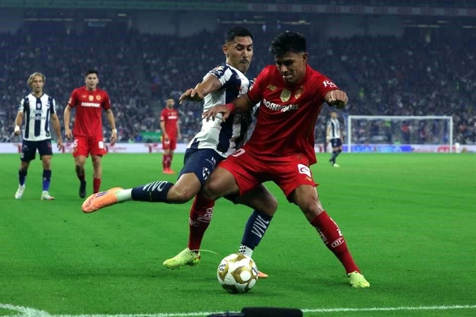 La disputa por la pelota por la banda entre Ricardo Chávez y Jesús Gallardo.