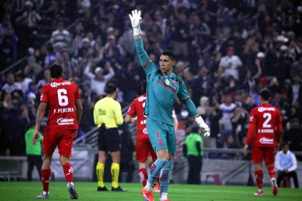 Hugo González y algunos jugadores del Toluca pedían fuera de lugar.