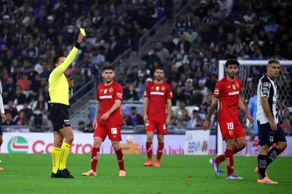 Los roces no faltaron y aparecieron las tarjetas amarillas.