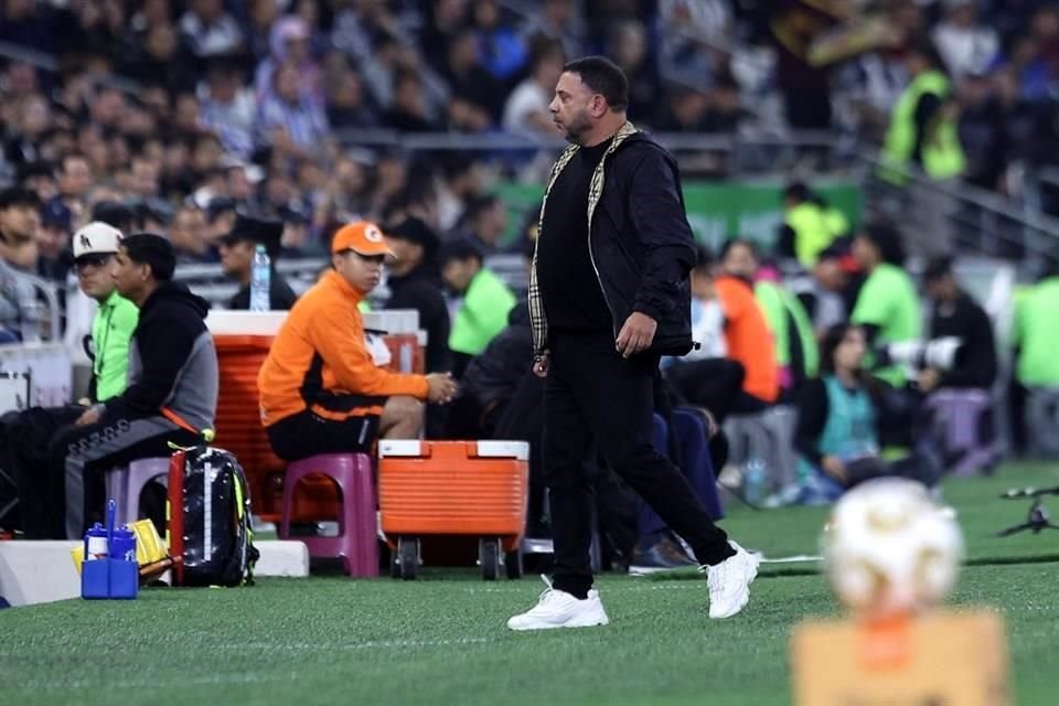 El 'Turco' Mohamed buscaba opciones en su banca.