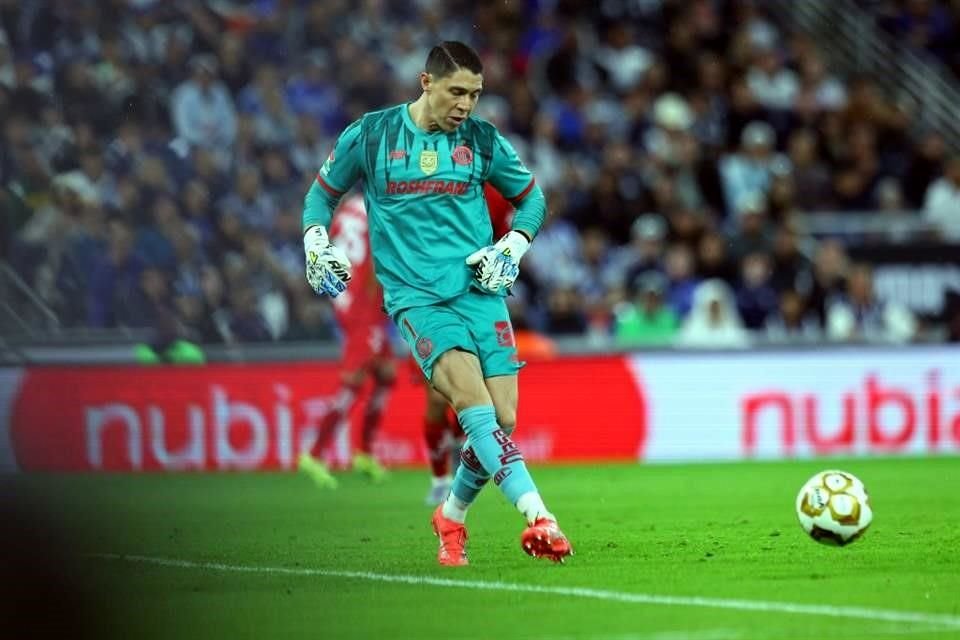 Hugo González cumplió en el arco, pues en la del gol nada pudo hacer.