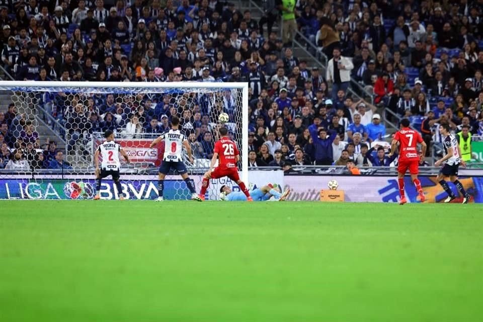 En la más clara de la segunda parte, un balón al poste recorrió el área chica y luego Ricardo Chávez cabeceo en la línea para salvar.