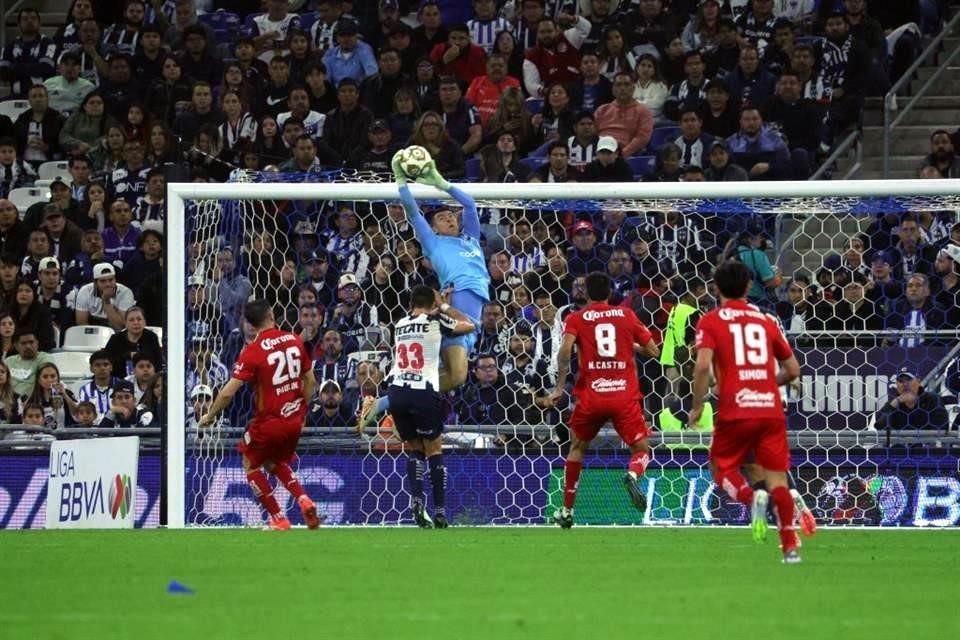 Luis Cárdenas tuvo grandes atajadas y el factor suerte en el 1-0 que consiguieron este miércoles.