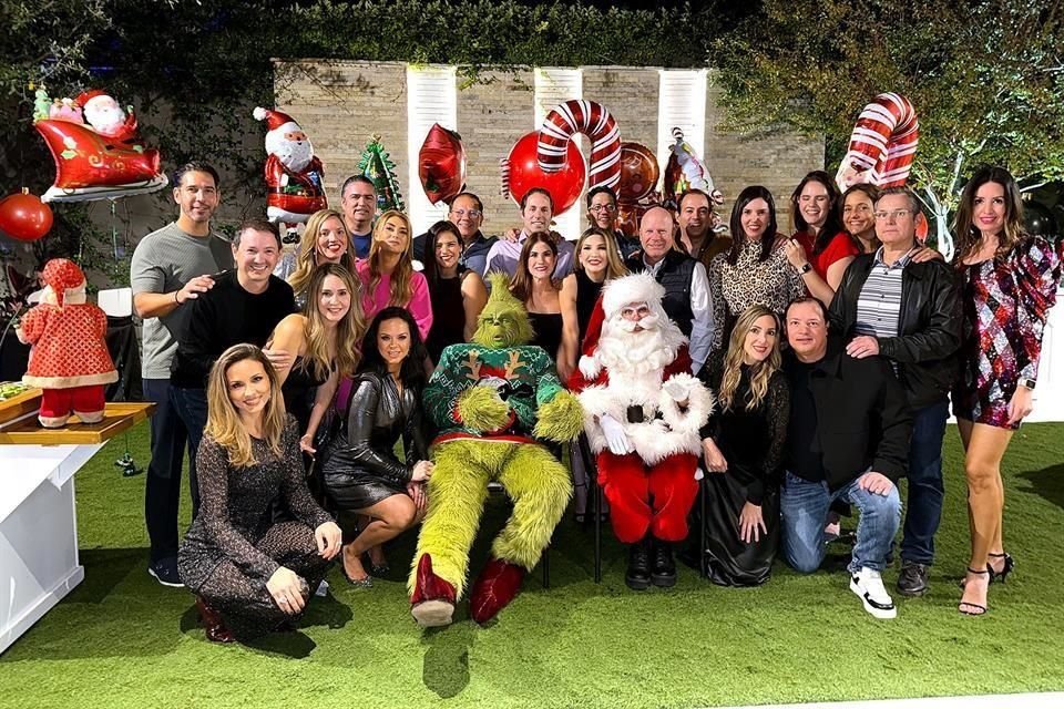 Un grupo de amigos se reúne en la residencia de Jéssica Cedillo para juntos festejar la Navidad