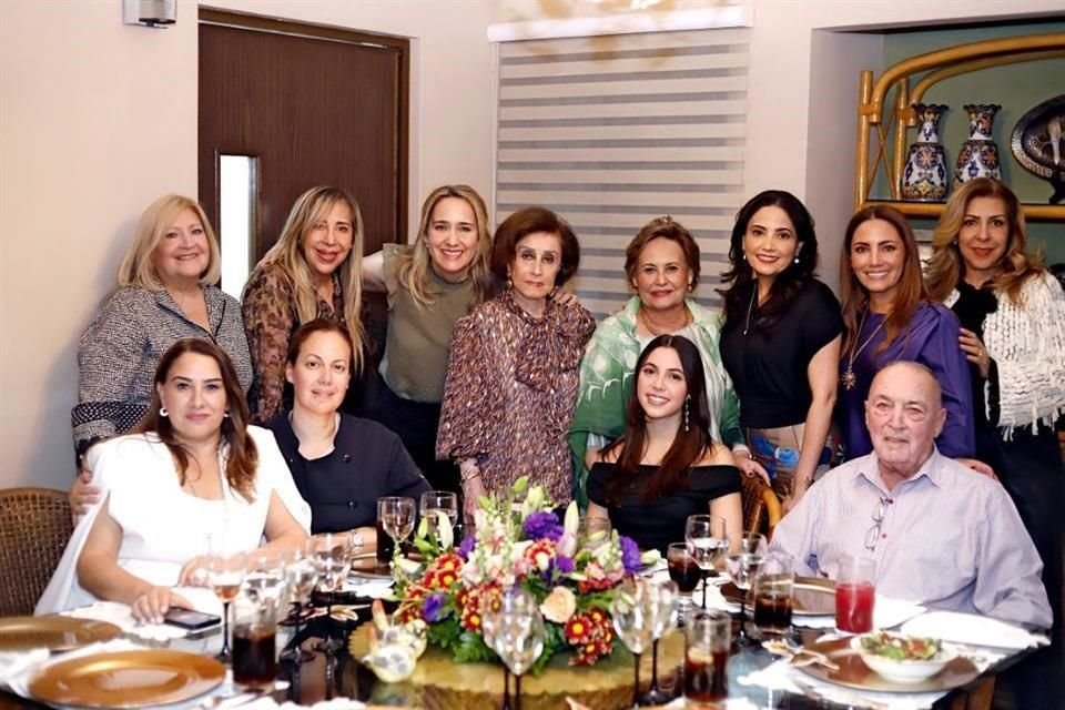 Clemen Guerrero de González festeja sus 80 años de vida acompañada de familiares y amigos