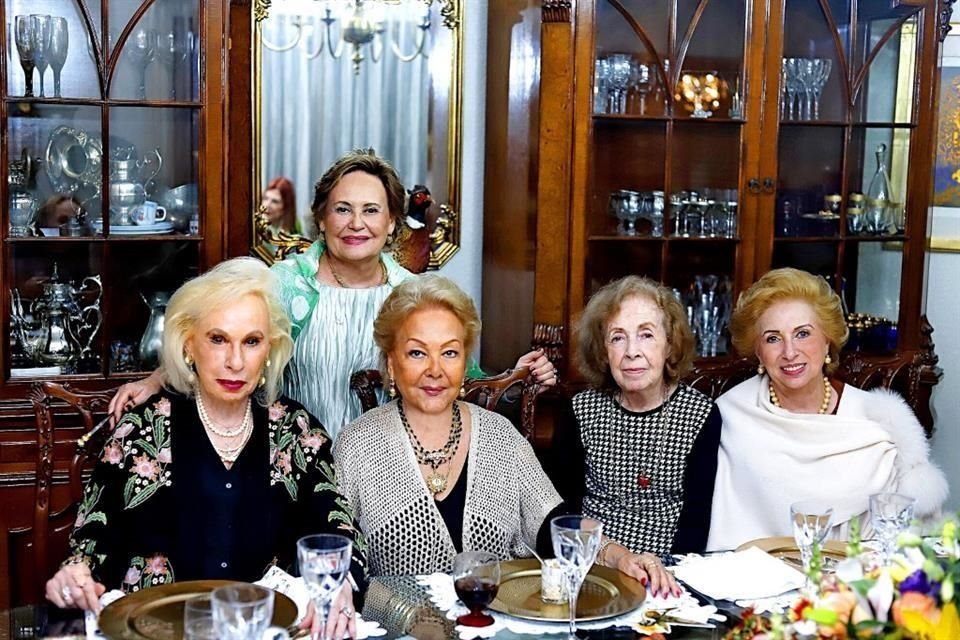 Norma F. de Abdala, Marga Morales, Victoria González y Carmen Treviño con la festejada
