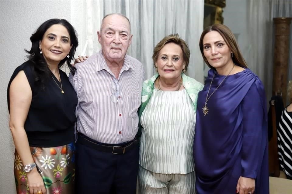 Cecilia González, César González Quiroga, Clemen Guerrero de González y Cristina de Salido