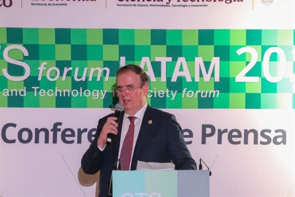 Secretario de Economía, Marcelo Ebrard durante la inauguración de STS Forum.