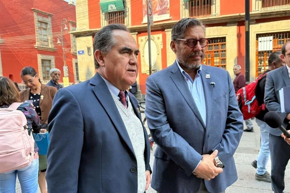 Jesús Madueña Molina (der.), Rector de la UAS, y Luis González Placencia, Presidente de la ANUIES, tras la reunión en Hacienda.