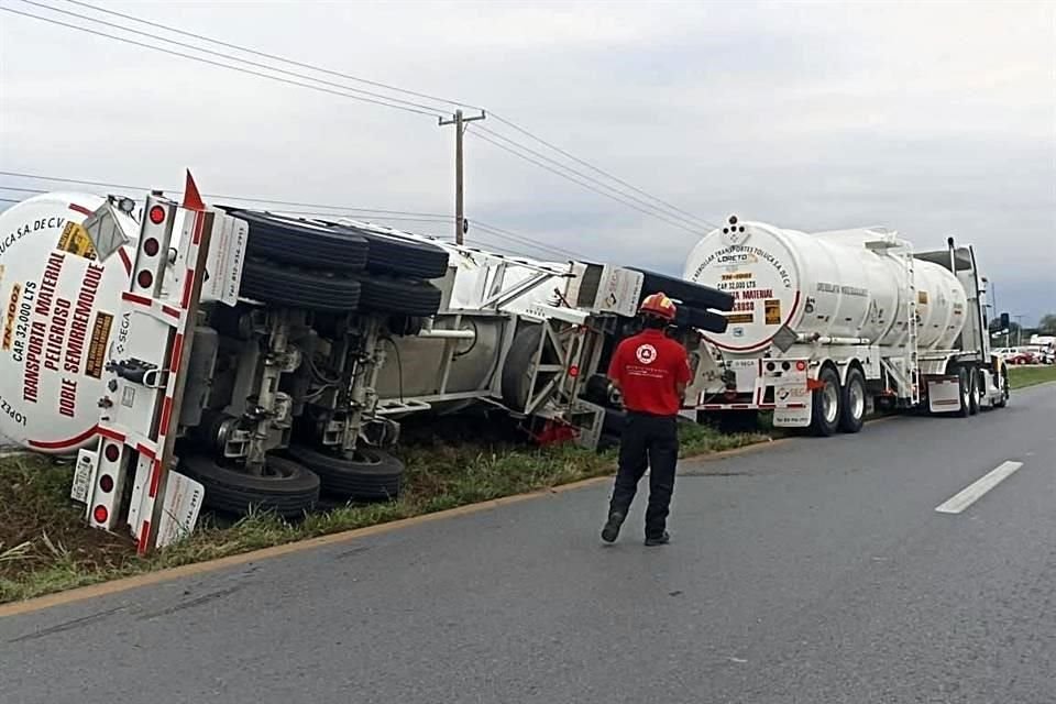 Aunque no se detalló el tipo de carga, los tanques portaban la leyenda de transporte de material peligroso.