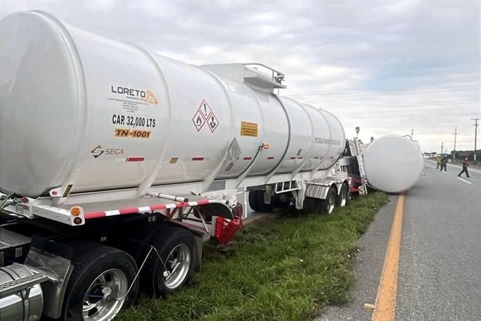 Autoridades viales y cuerpos de auxilio, entre ellos Bomberos y Protección Civil, cerraron la carretera en ambos sentidos, mientras el material era trasvasado a otra unidad de la misma empresa.