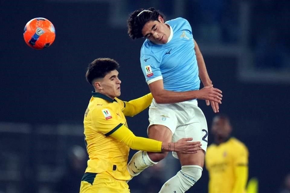 Davide Bartesaghi (izq.), del Milán, intenta disputar un balón por alto con Elseid Hysaj, de la Lazio.