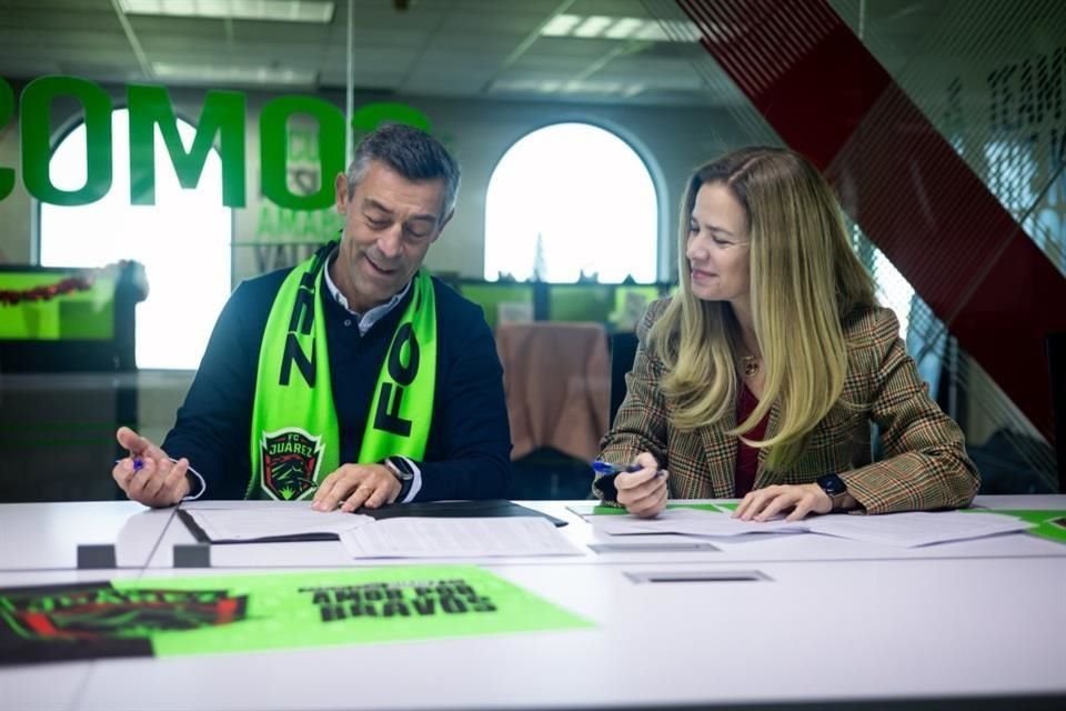 Pedro Caixinha firma contrato en presencia de Alejandra de la Vega, propietaria del FC Juárez.