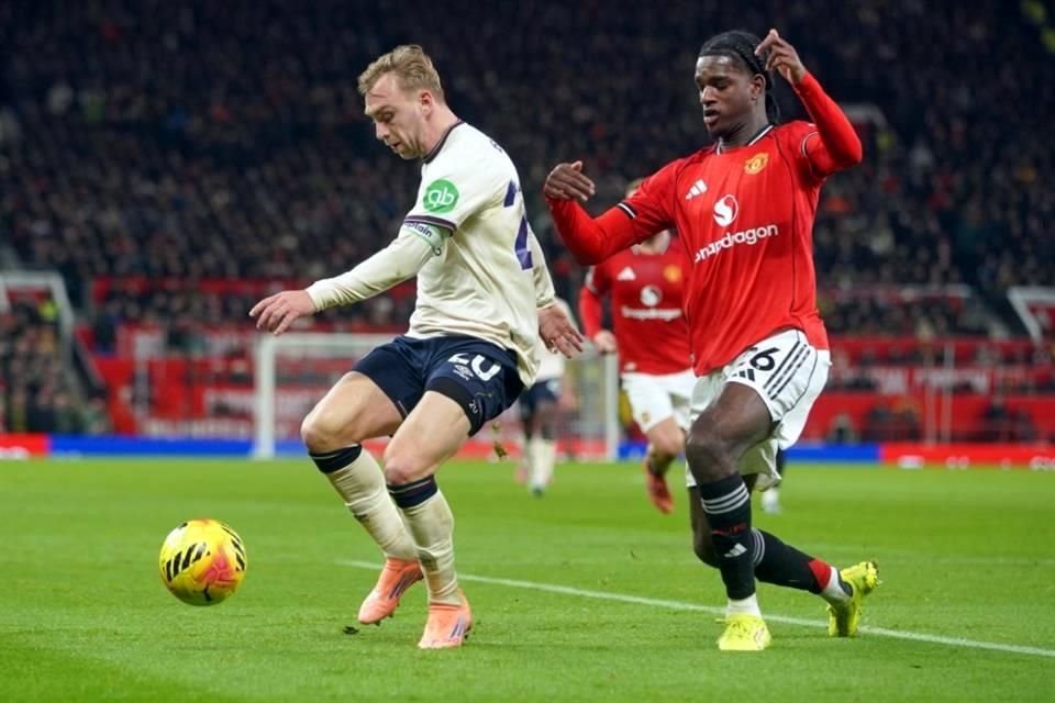 Jarrod Bowen, del West Ham (izq.), disputa un balón con Ayden Heaven, del Manchester United.