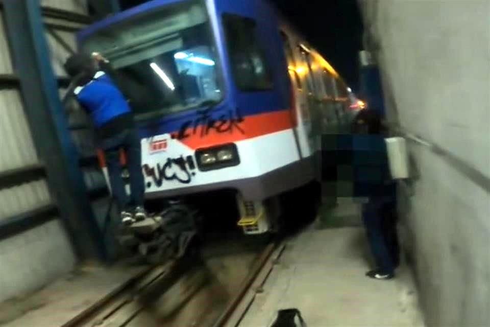  Mediante un video tomado por los mismos grafiteros, en el video se muestra el momento en que llegan al lugar donde está estacionado uno de esos trenes bajo un cobertizo, aparentemente se trata de la Estación Talleres del Metro.