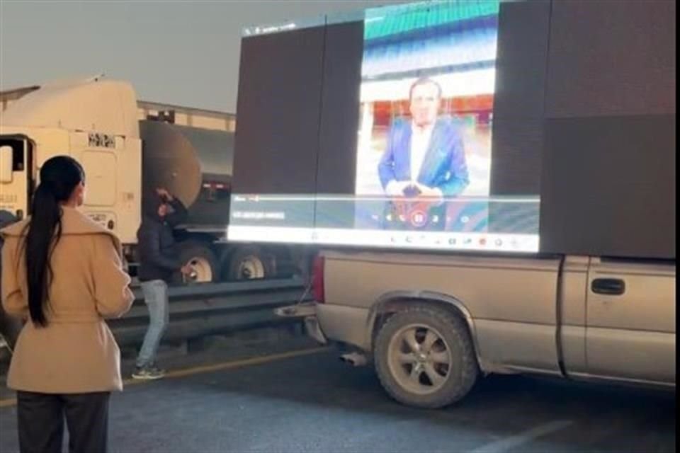 La Edil se presentó en el bloqueo carretero para pedir la liberación y proyectó en una pantalla gigante un video del diputado federal de Morena, Ignacio Mier Bañuelos (hijo del senador Ignacio Mier).