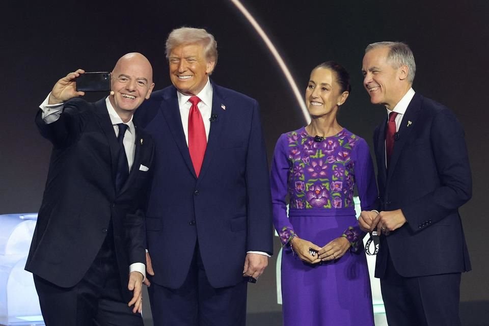 Gianni Infantino se toma una selfie con Donald Trump, Claudia Sheinbaum y Mark Carney.