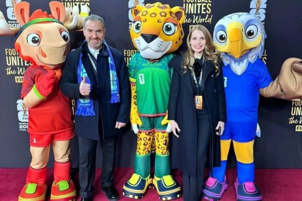 Adrián de la Garza también viajó junto con su esposa, Gabriela Oyervides.