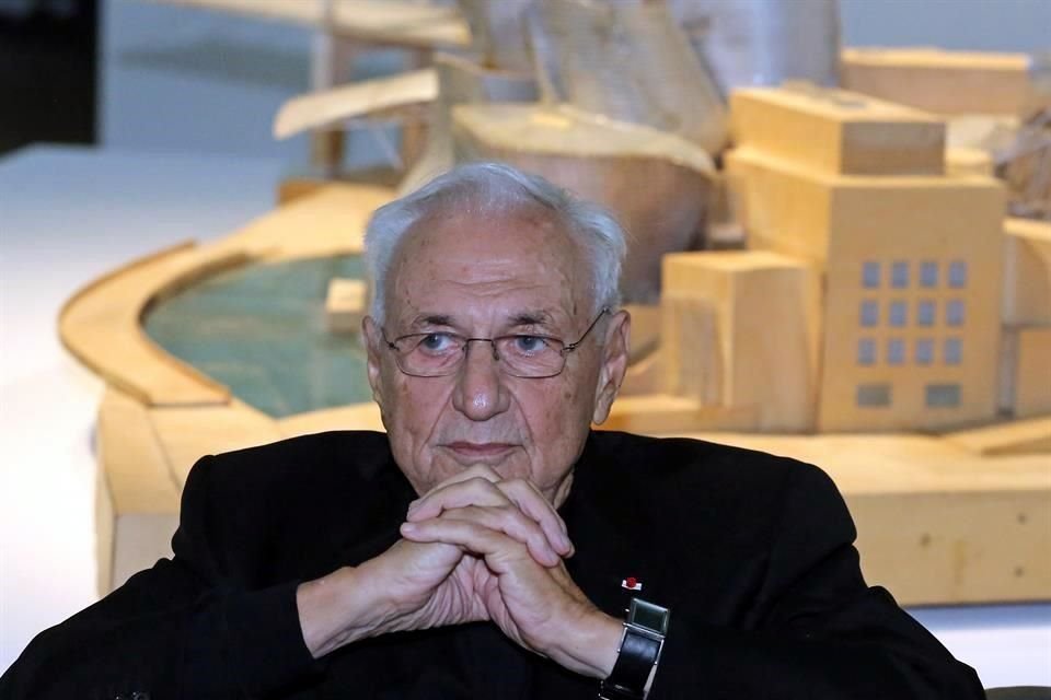 El Centro Pompidou de París, le dedicó en 2014 una muestra retrospectiva de su obra; en la imagen, detrás del arquitecto una maqueta del Guggenheim de Bilbao, una de sus obras más representativas.
