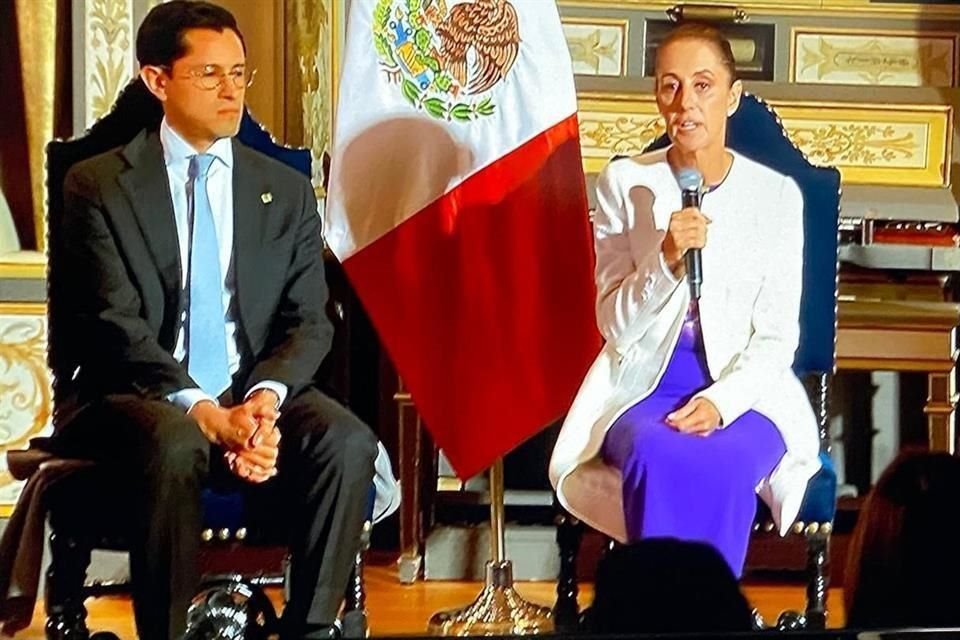 La Presidenta Claudia Sheinbaum se dirigió al Instituto Cultural de México en Washington para reunirse con un selecto grupo de connacionales.