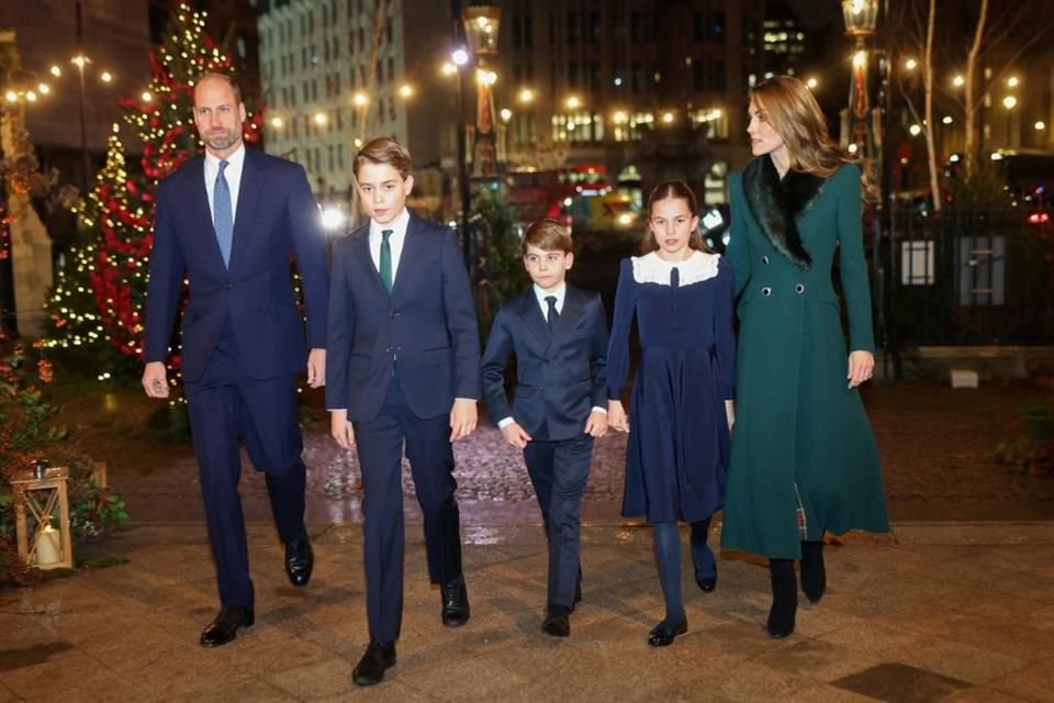 Kate y William fueron fotografiados llegando al servicio acompañados de sus tres hijos: George, de 12 años; Charlotte, de 10; y Louis, de 7.